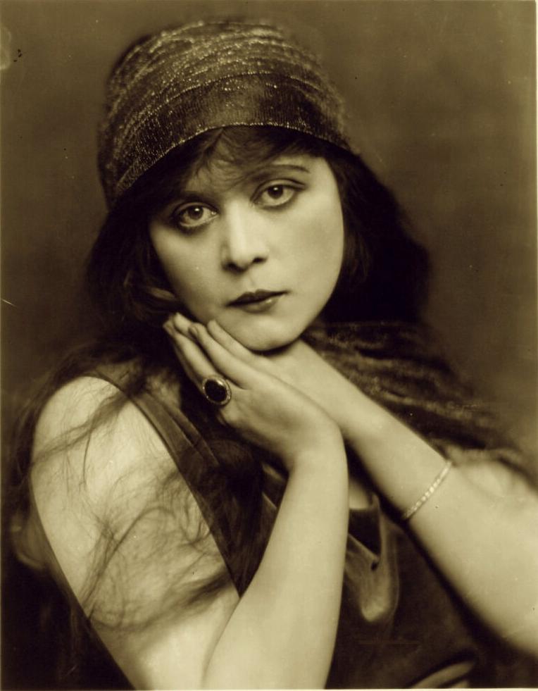Theda_Bara_1921_Orval_Hixon (1).jpg
